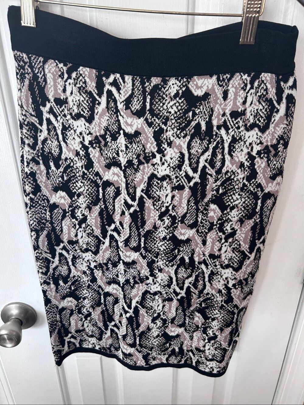 Cache animal print stretchy Knee high skirt size extra small pencil skirt